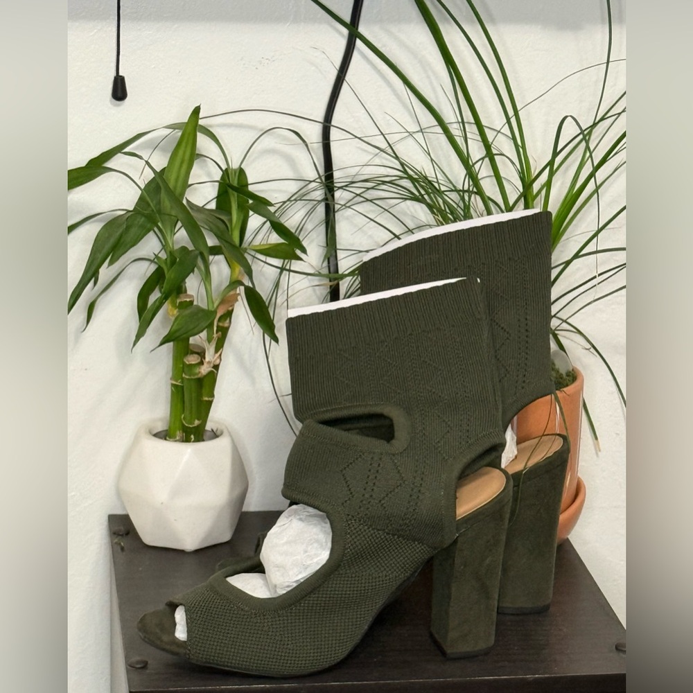 BAMBOO Green Heels with Modern Architectural Design